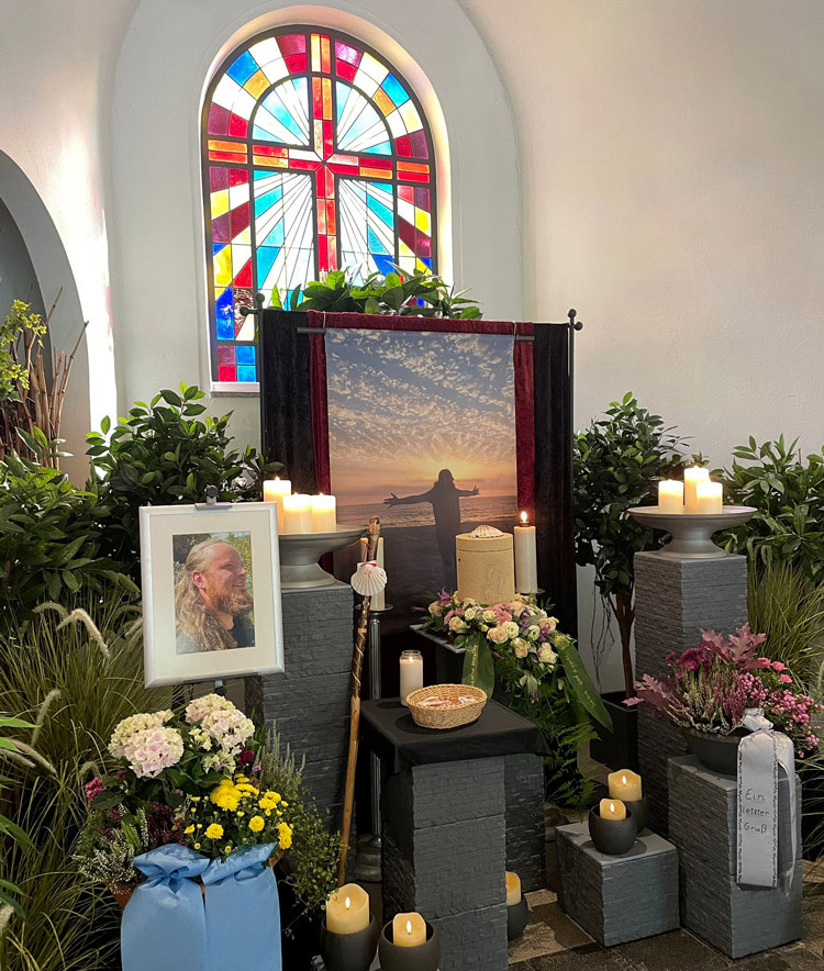 Dawid Medakowski Trauerfeier Ein Foto aus der Trauerhalle von Davids Trauerfeier