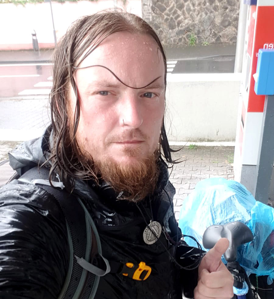 Dawid Medakowski DAs Foto zeigt Dawid unterwegs in den Regen gekommen aber zuversichtlich.